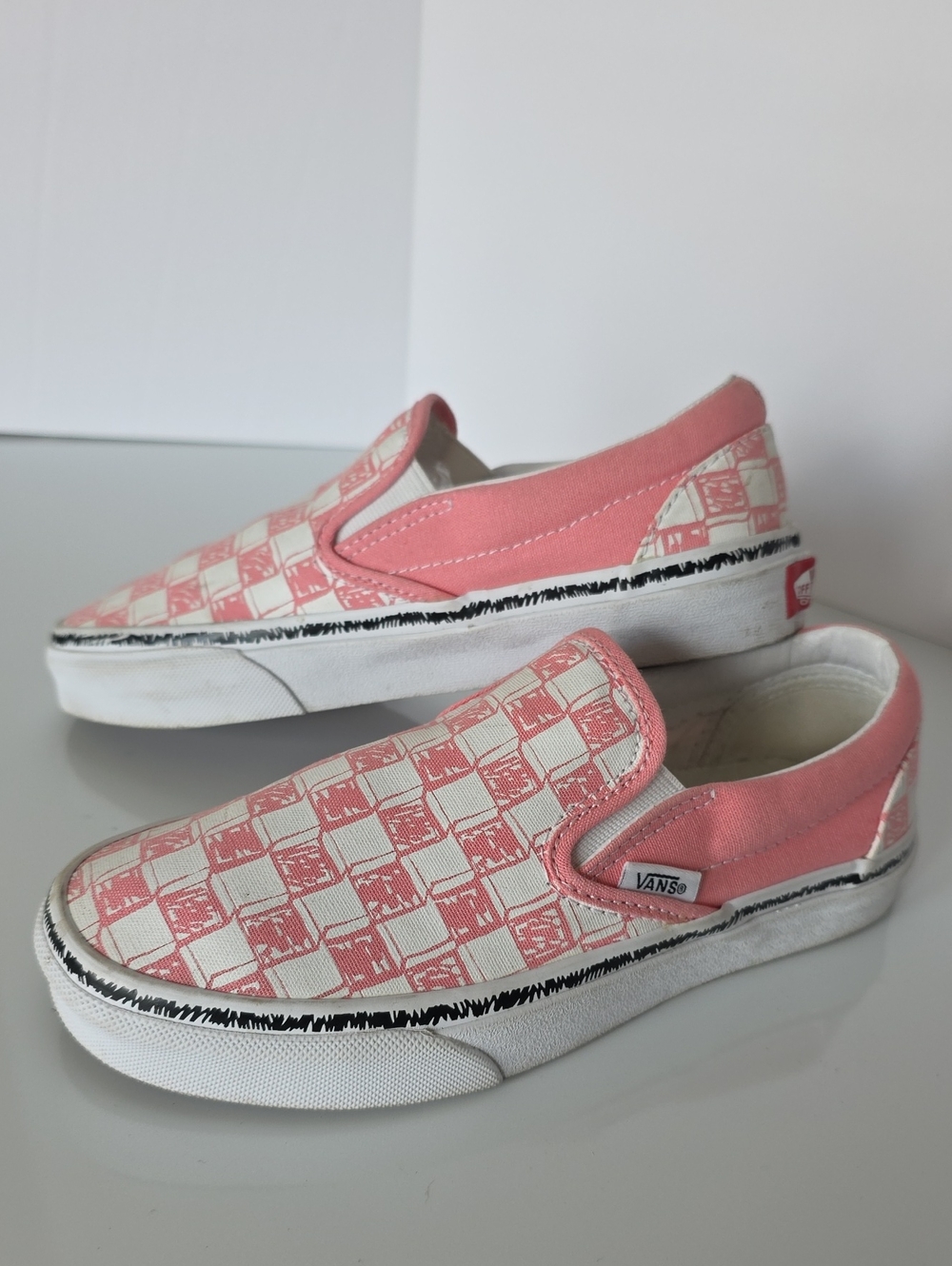VANS OFF THE WALL(5) Pink and White Checker Slip-On Sneakers